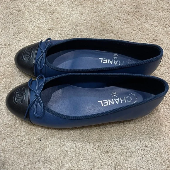 CHANEL Women's Navy and Black Flats - Picture 2 of 3